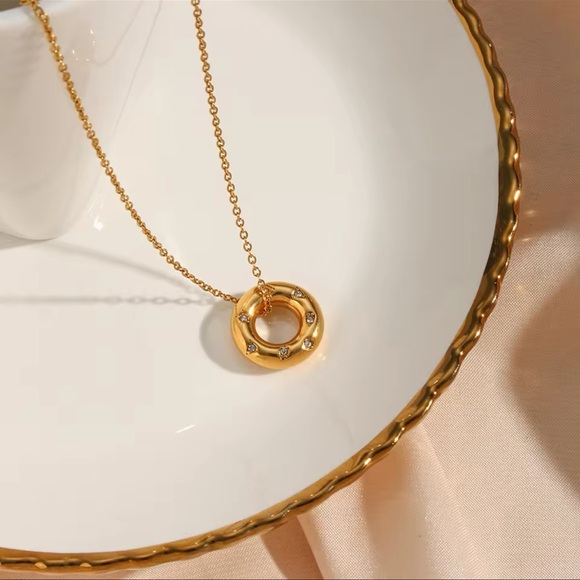 ◾️18k Gold Plated Crystal Paved Round Chunky Pendant Necklace - Picture 3 of 16